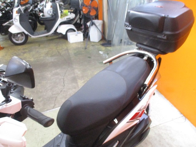 シートもこの通り破れもなければへたりもありません！シーシーバーに社外キャリアＢＯＸ装備もグッド！！